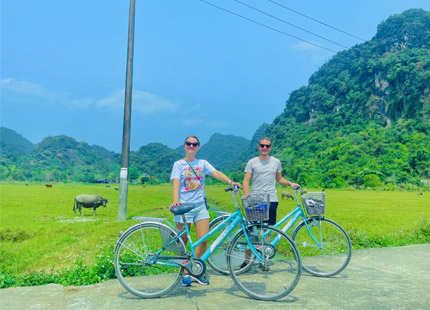 explore the Viet Hai village either by bicycle